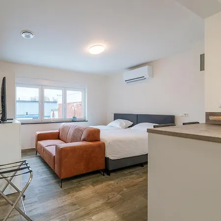 In Near Snowworld, Cleaning Included Apartment *